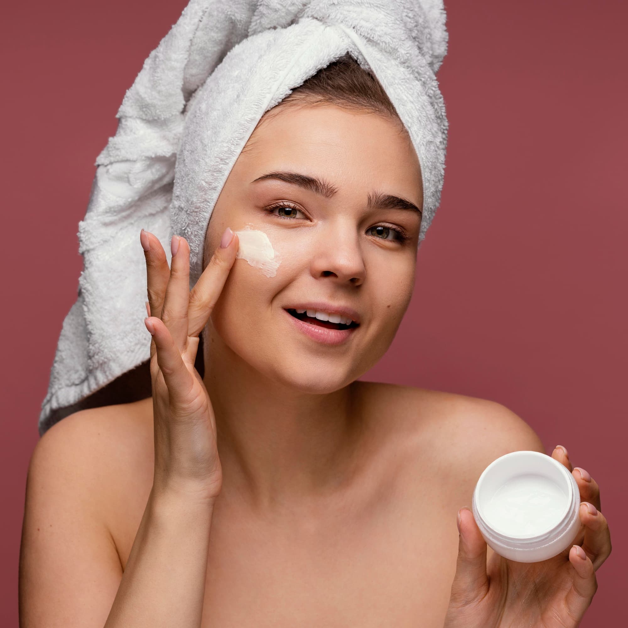 Femme appliquant des soins naturels